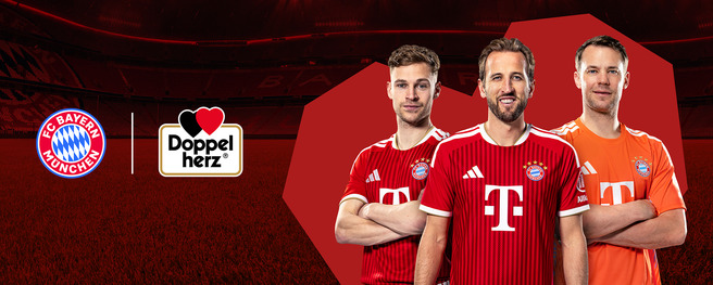 Trije nogometaši v rdečih dresih FC Bayern München stojijo pred rdečo ozadjem. Ob njih so logotipi ekipo in blagovne znamke Doppel Herz. Stadion je v ozadju, kar ustvarja športno vzdušje.