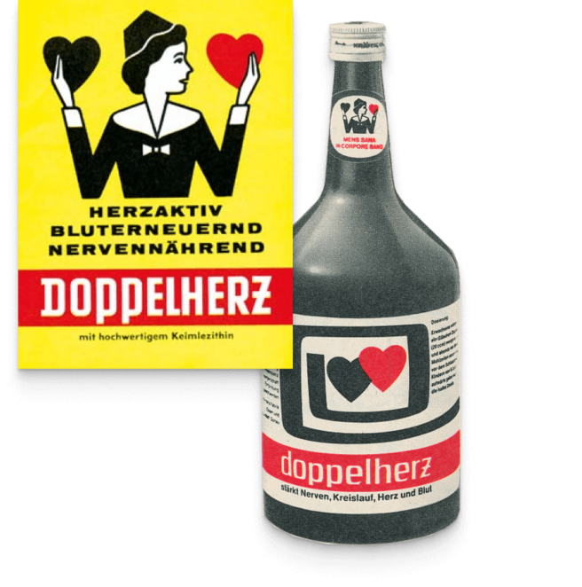 Na sliki sta dva predmeta. Na vrhu je vintage embalaža z belim ozadjem in podobo ženske z dvema rdečima srčkoma. Spodaj je steklenica z napisom "doppelherz," ki vsebuje rdeče in črno srce. Oba predmeta sta povezana s temami zdravja in srčne moči.